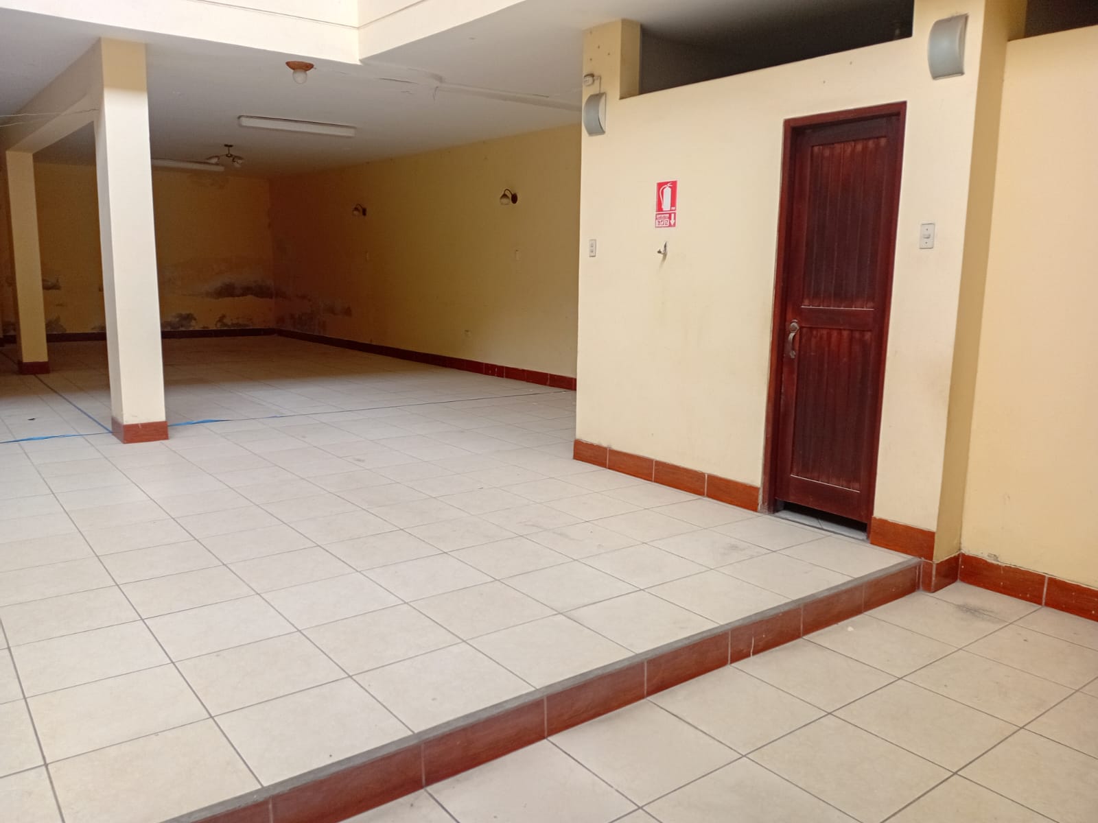 Amplio Local comercial ubicado en Villa Maria Del Triunfo Amplio Local comercial ubicado en Villa Maria Del Triunfo
