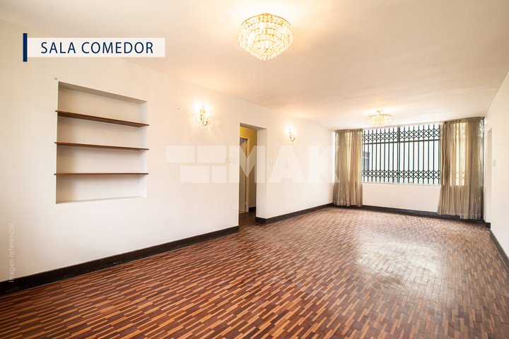 Casa de 4 dormitorios ubicado en Miraflores Casa de 4 dormitorios ubicado en Miraflores