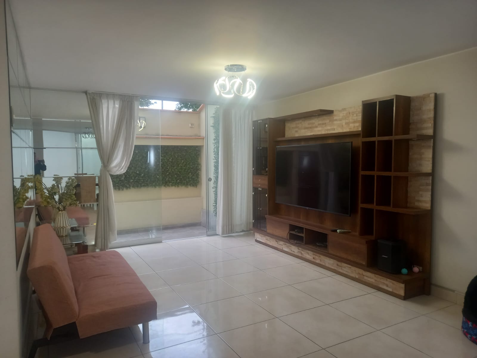 Casa de 3 dormitorios y 5 baños ubicado en Santa Anita Casa de 3 dormitorios y 5 baños ubicado en Santa Anita